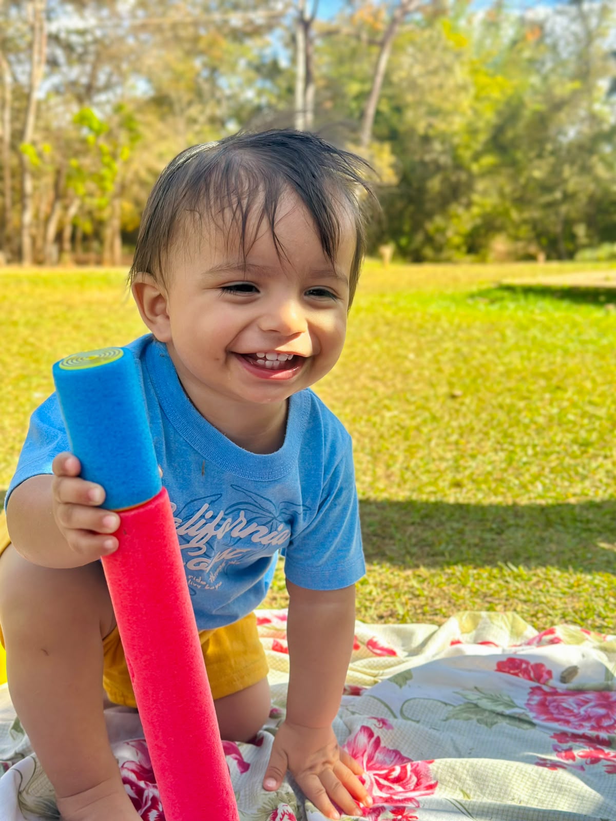 José Victor com 1 ano brincando no parque